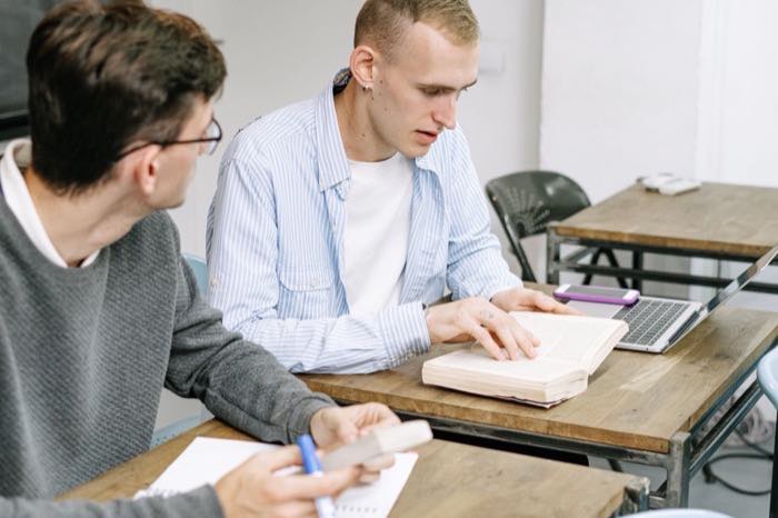 Estudiantes trabajando juntos